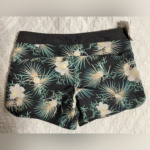 PATAGONIA- woman’s Wavefarer Boardshorts - 5" - NWT - Picture 2 of 4